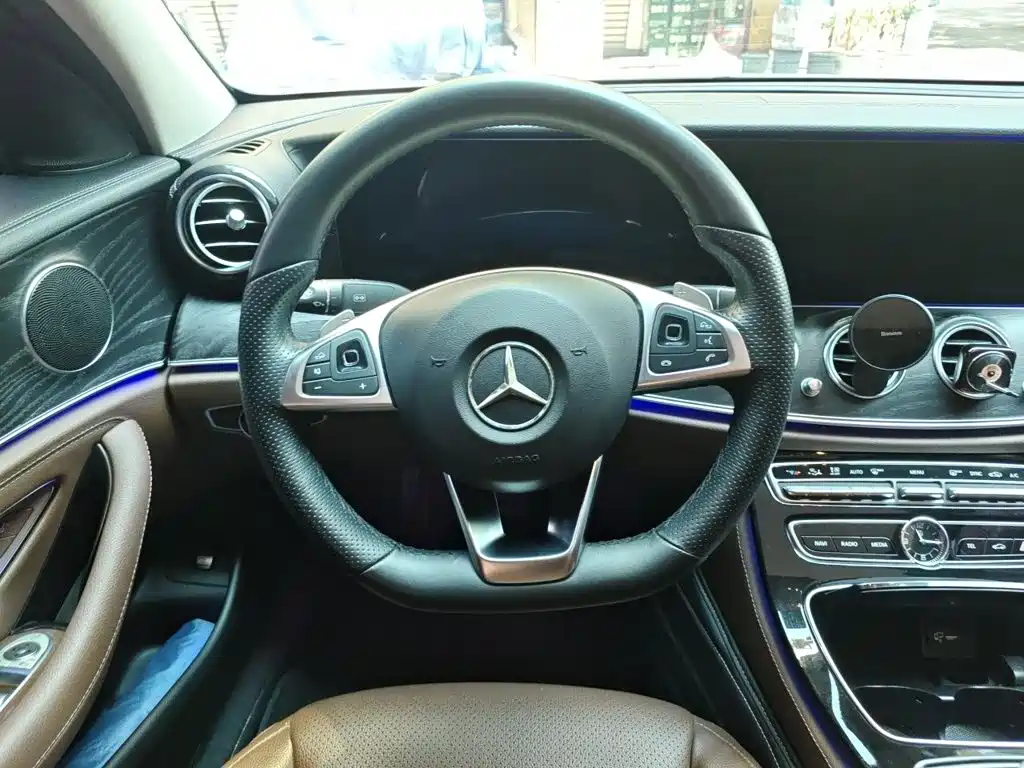 Mercedes-Benz E-Class — миниатюра 6