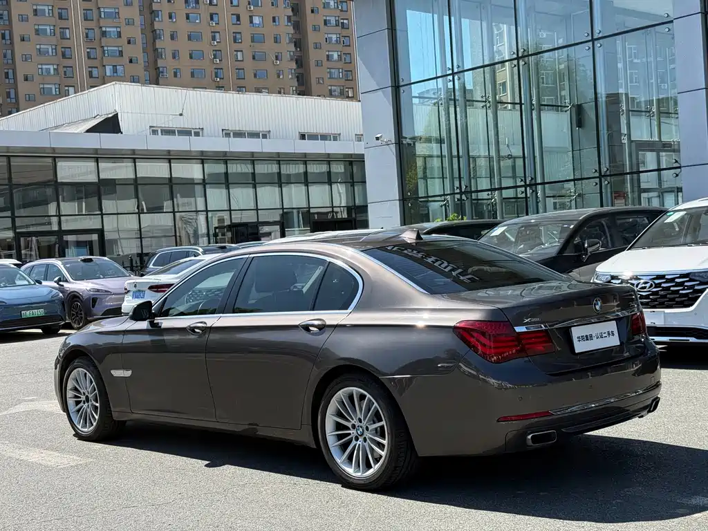BMW 7 Series — миниатюра 6