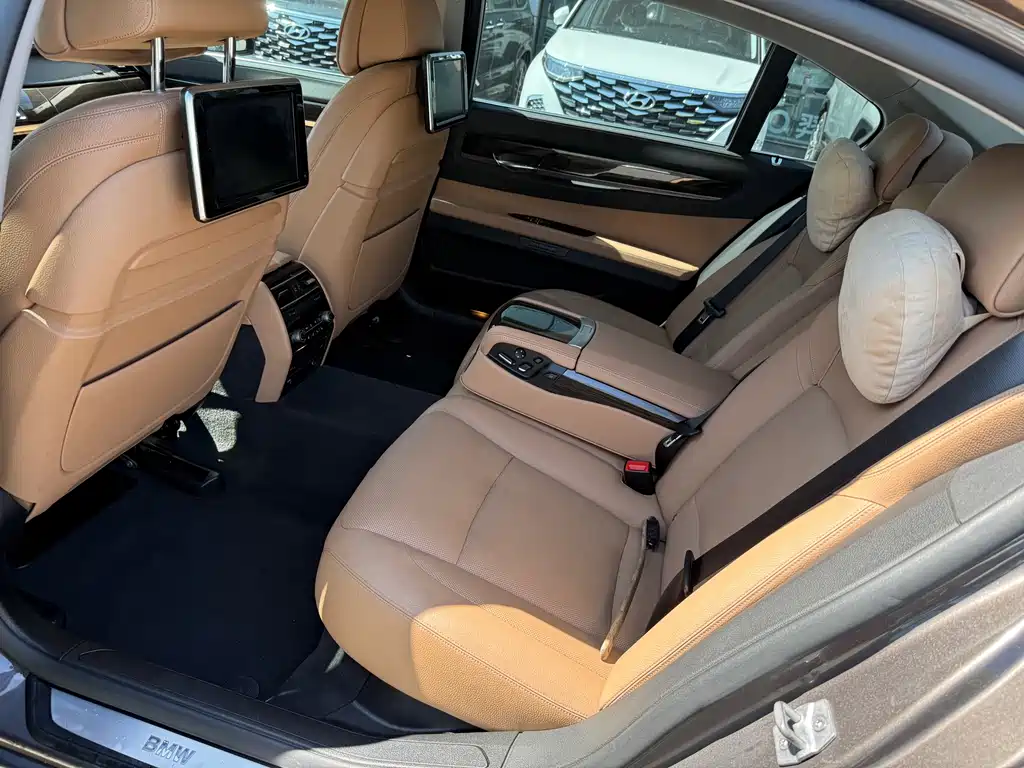 BMW 7 Series — миниатюра 8