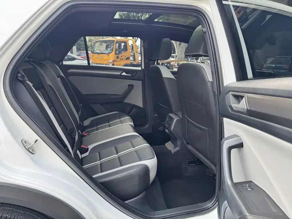 Volkswagen T-Roc — миниатюра 16