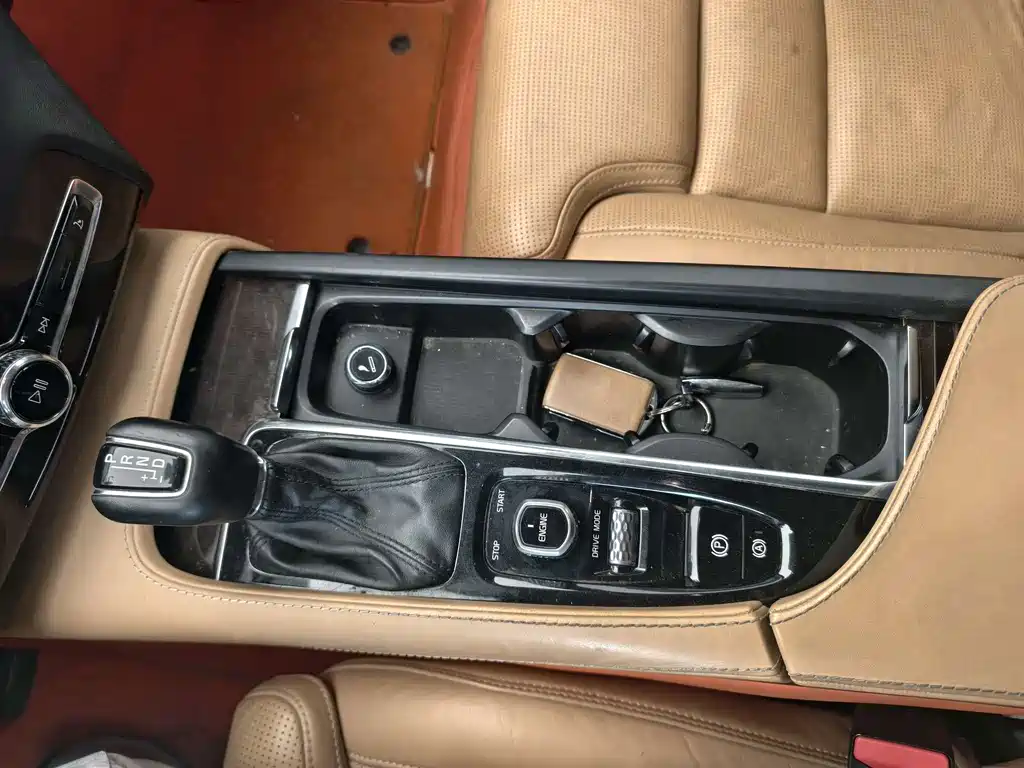 Volvo XC90 — миниатюра 11