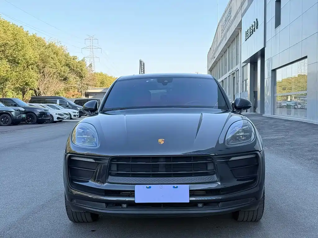 PORSCHE MACAN