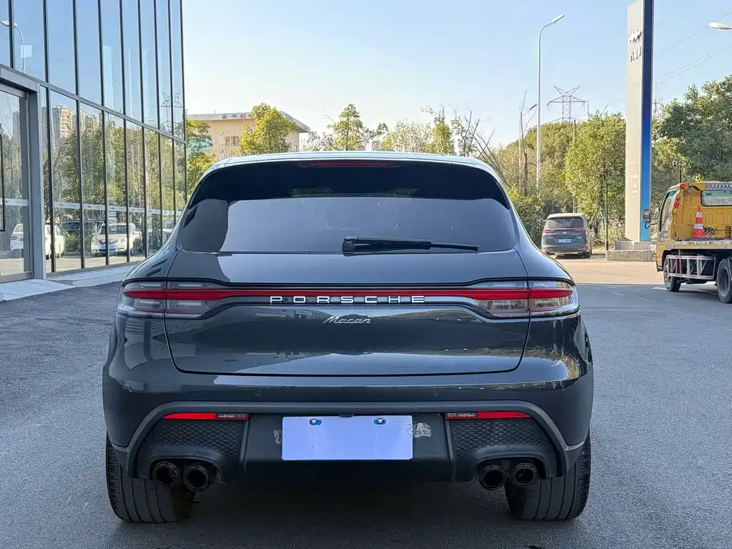 PORSCHE MACAN