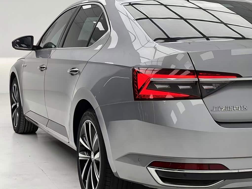 Skoda Superb 1.4 л 2023 г. Серебристо-серый, пробег 1000 км