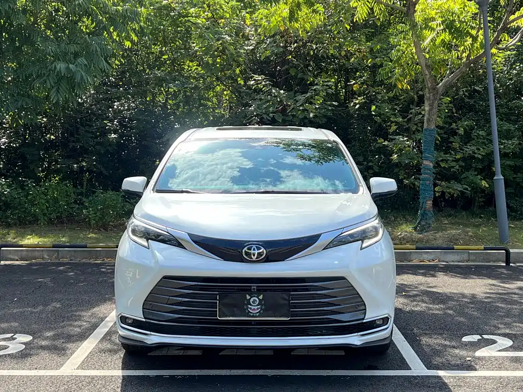 Toyota Sienna — миниатюра 2