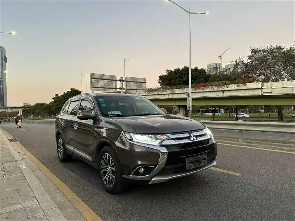 MITSUBISHI OUTLANDER