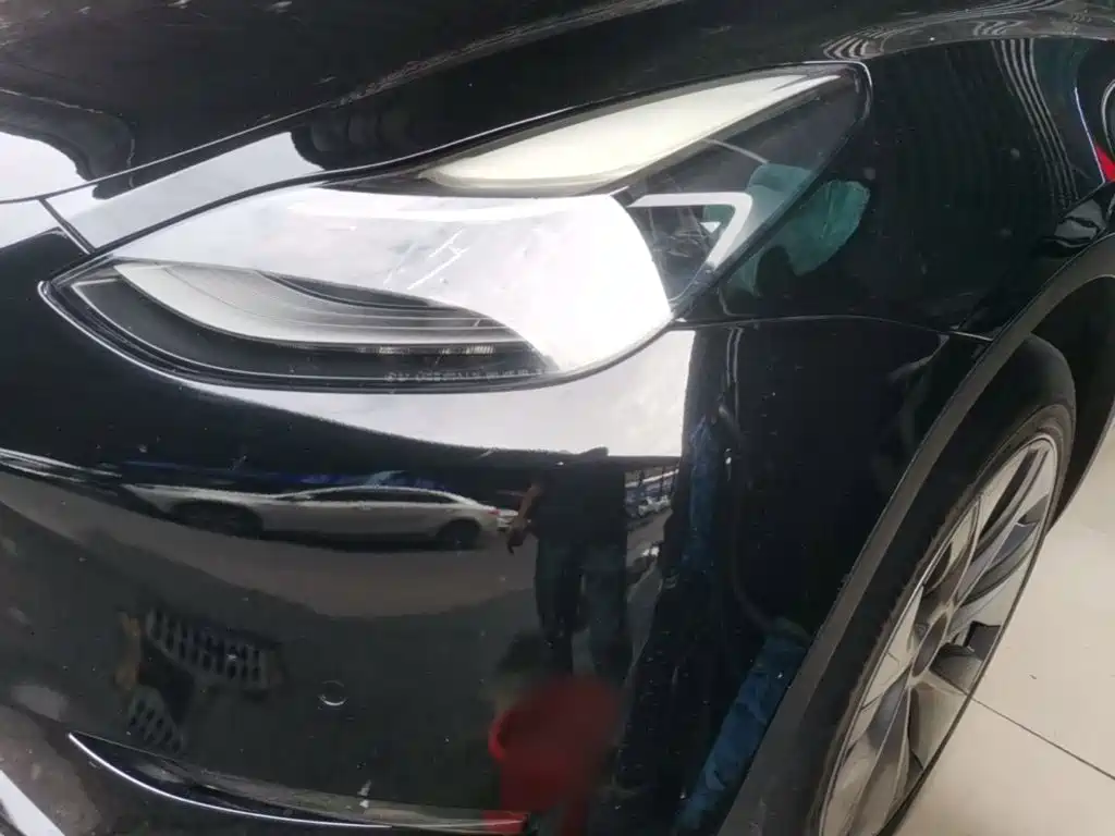 Tesla Model Y — миниатюра 24