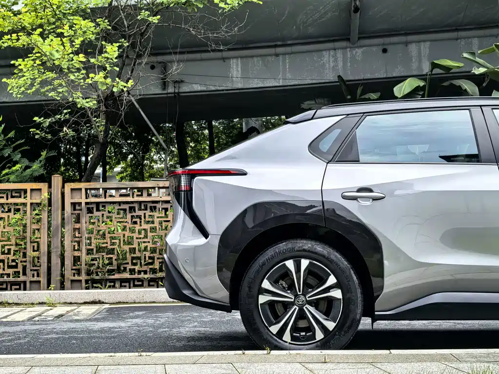 Toyota bZ4X — миниатюра 10