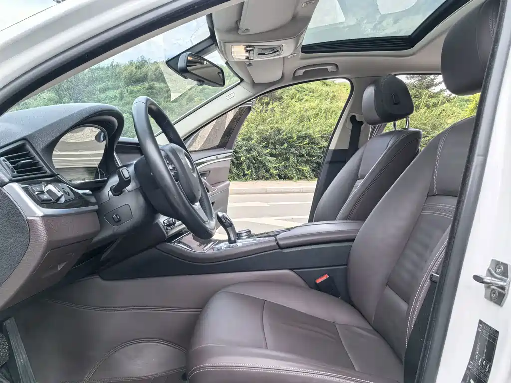 BMW 5 Series — миниатюра 8
