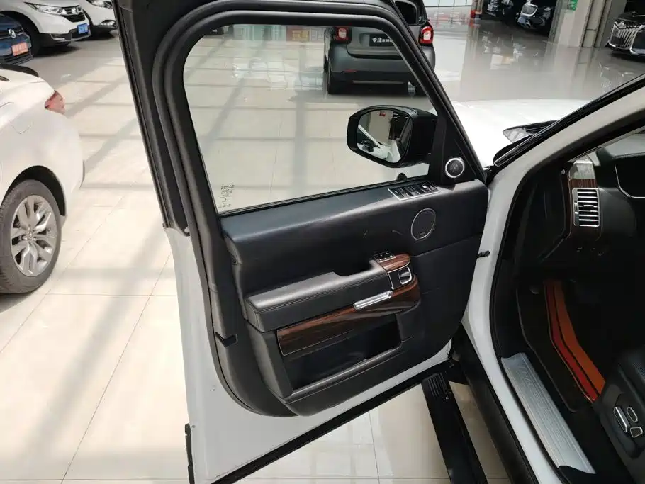 Land Rover Range Rover — миниатюра 7