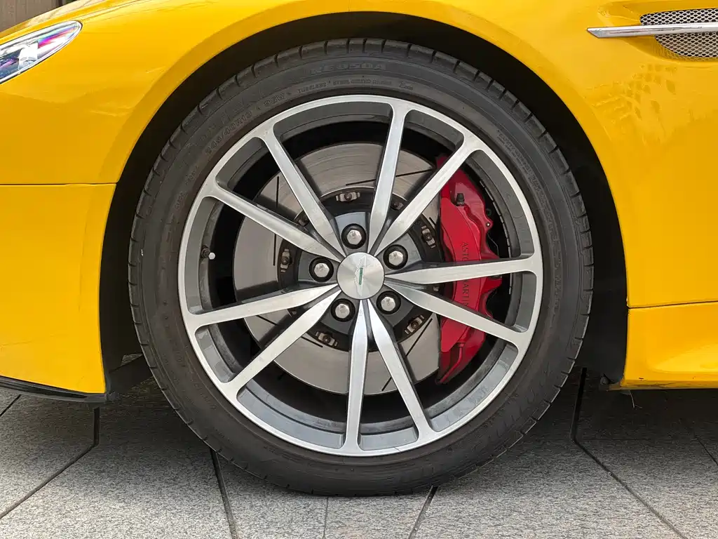 ASTON MARTIN V8 VANTAGE