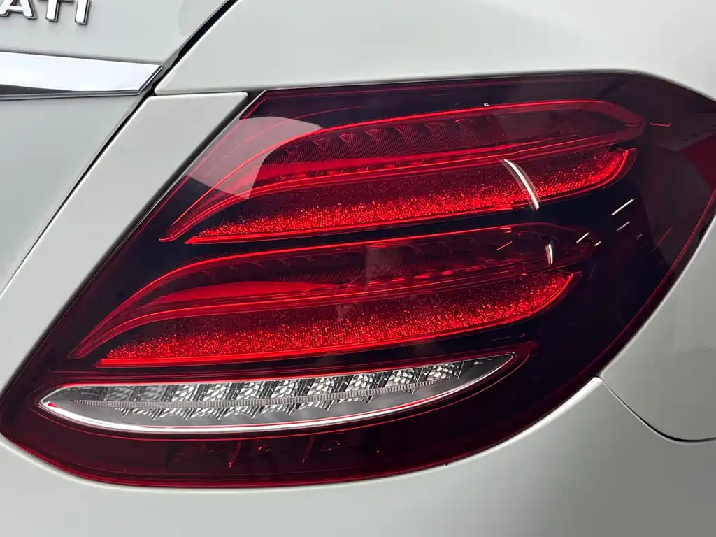 Mercedes-Benz E-Class — миниатюра 28