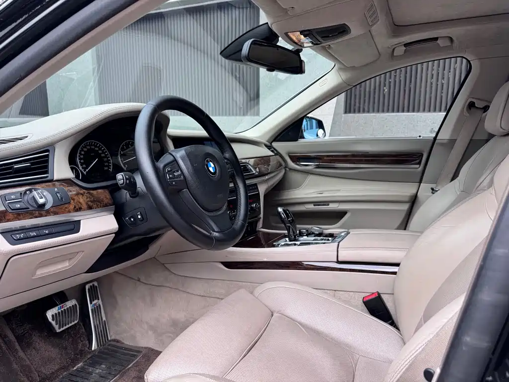 BMW 7 Series — миниатюра 6