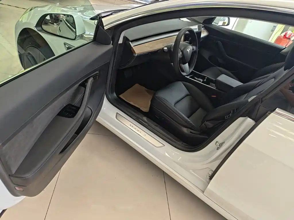 Tesla Model 3 — миниатюра 16