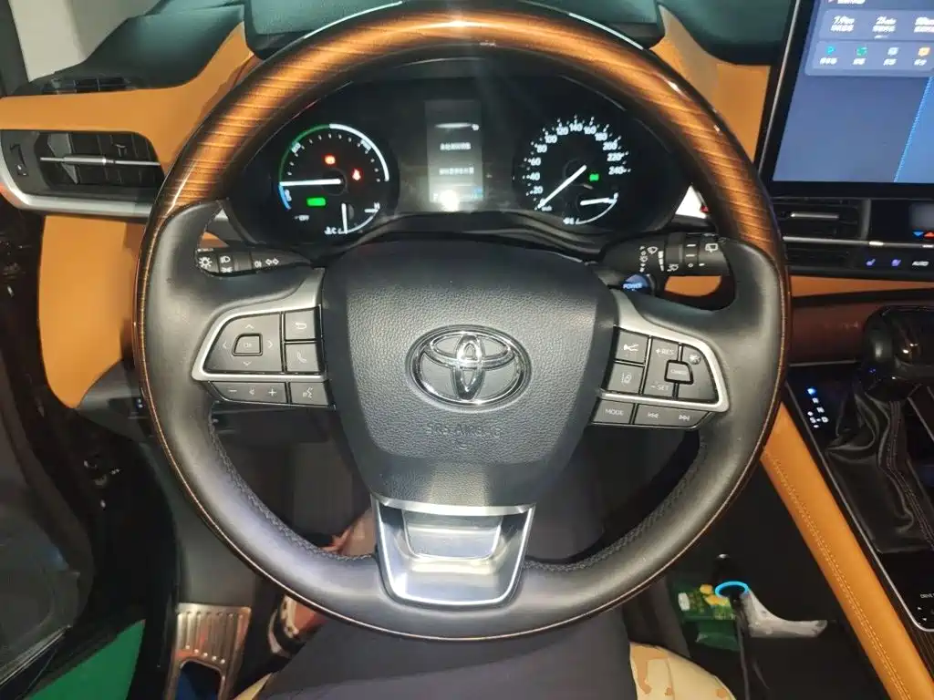 Toyota Granvia — миниатюра 3