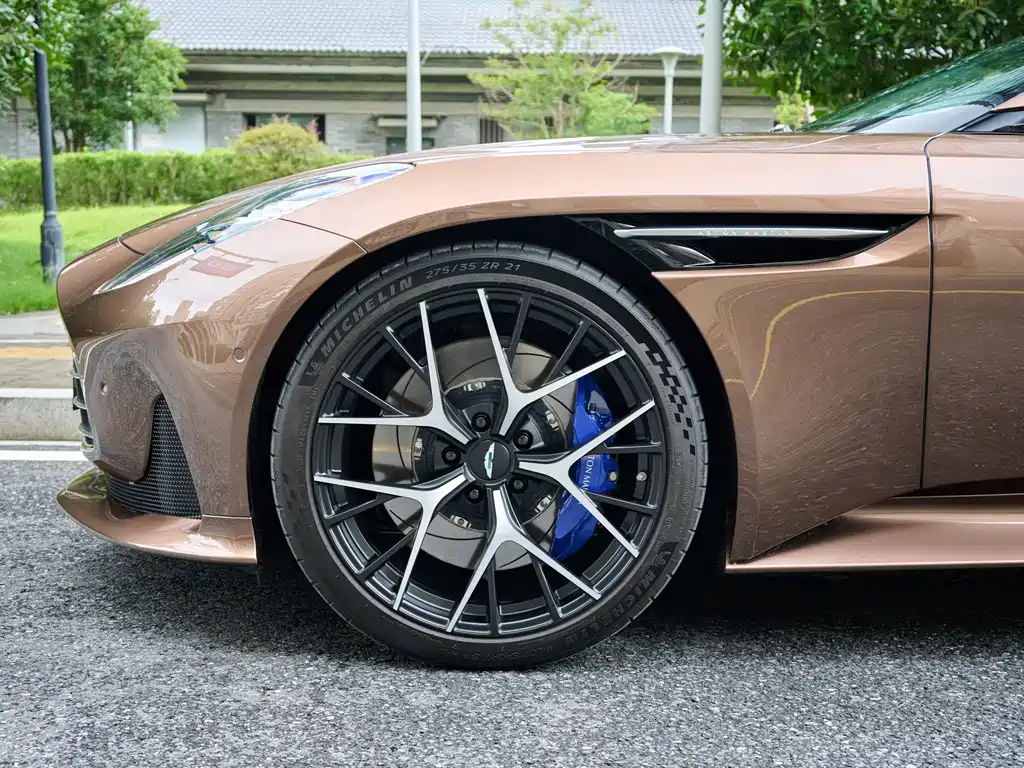 Aston Martin DB12 — миниатюра 5