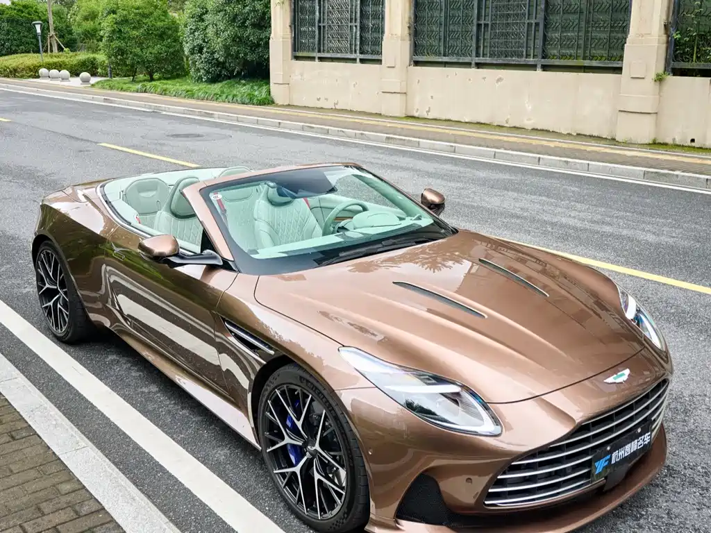 Aston Martin DB12 — миниатюра 10