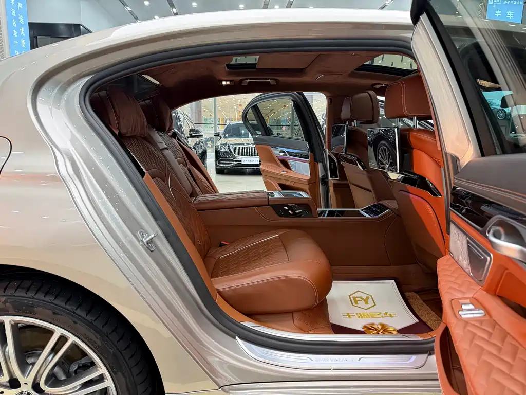 BMW 7 Series — миниатюра 9
