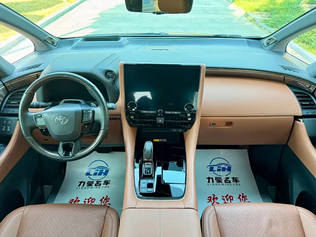 Toyota Alphard — миниатюра 10