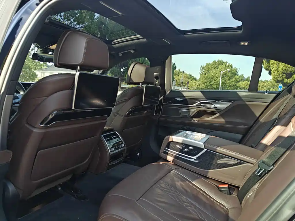 BMW 7 Series — миниатюра 8