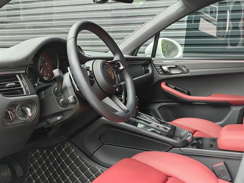 PORSCHE MACAN