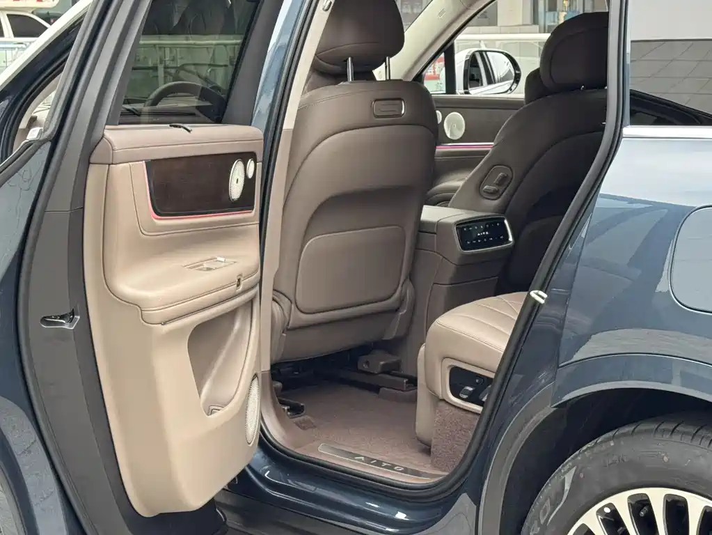 AITO ASK THE WORLD M9