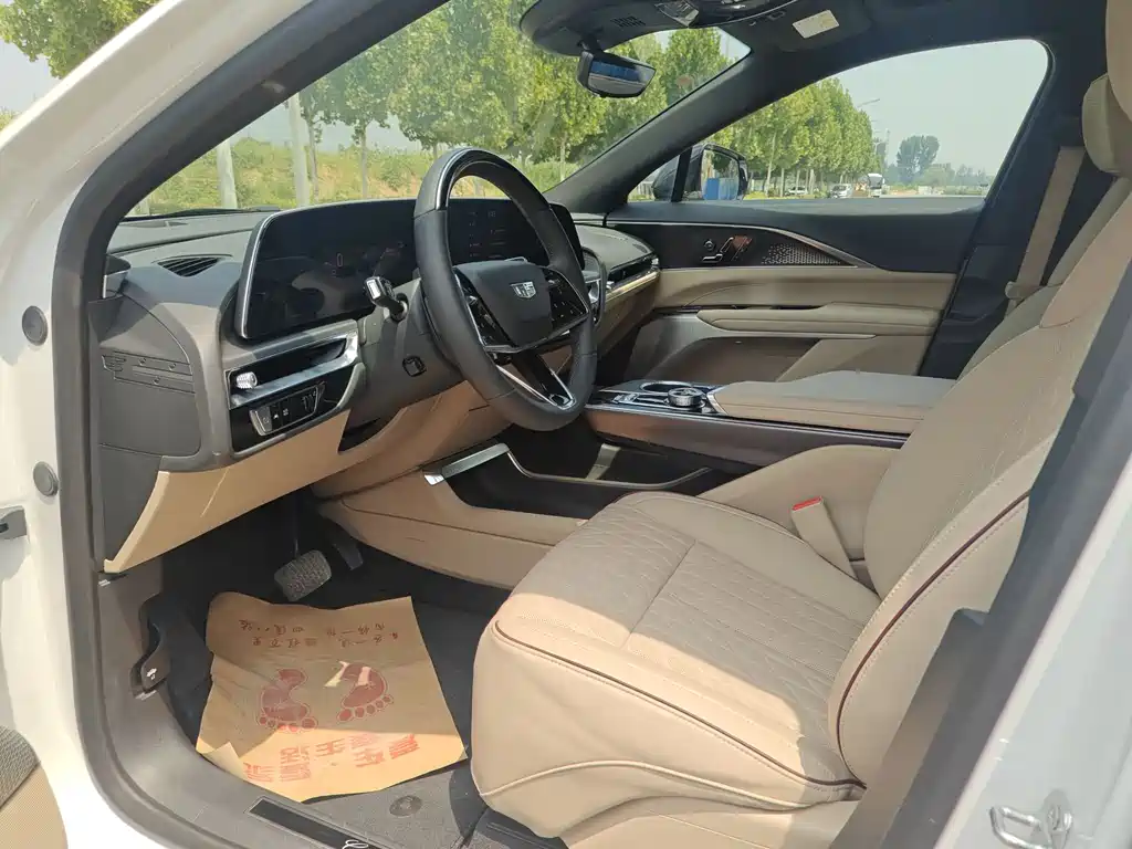 Cadillac IQ 2022 Luxury