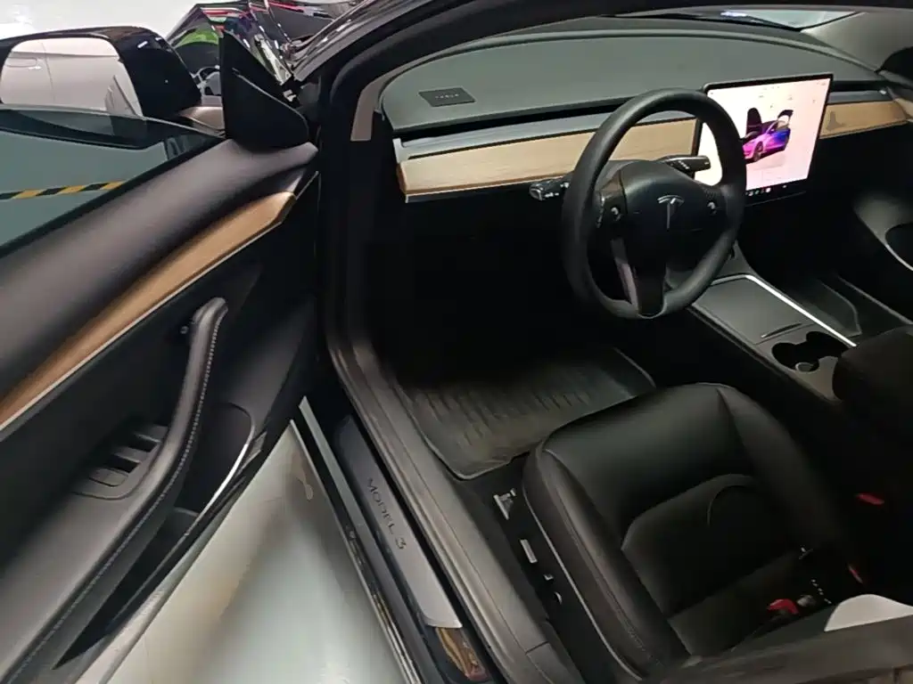 Tesla Model 3 — миниатюра 16