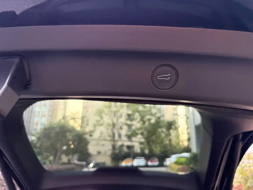 Tesla Model Y — миниатюра 17
