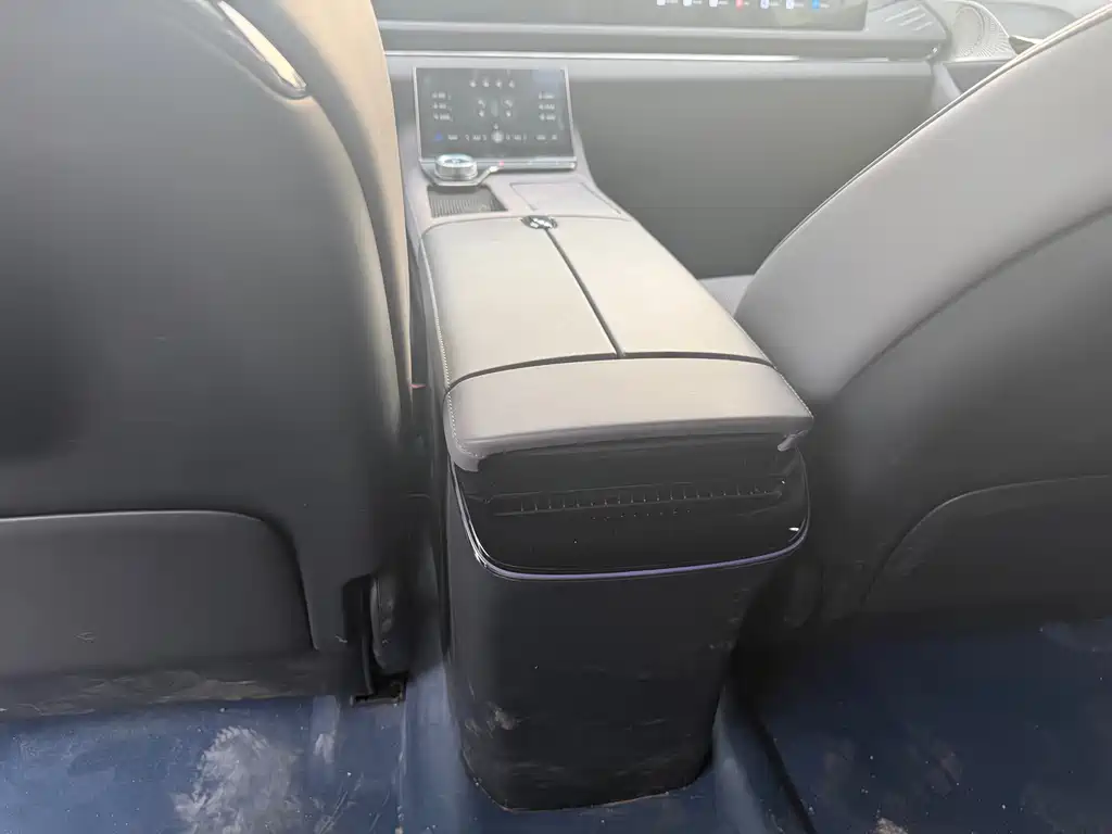 VOYAH LANTU CHASING LIGHT