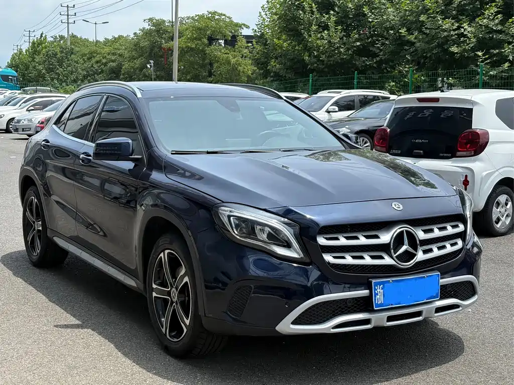 MERCEDES-BENZ  GLA