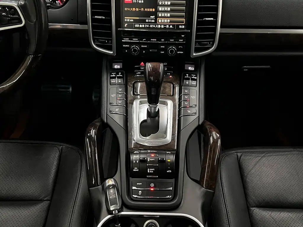Porsche Cayenne — миниатюра 7