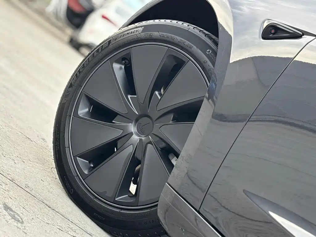 Tesla Model 3 — миниатюра 9