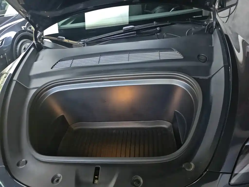 Tesla Model Y — миниатюра 20