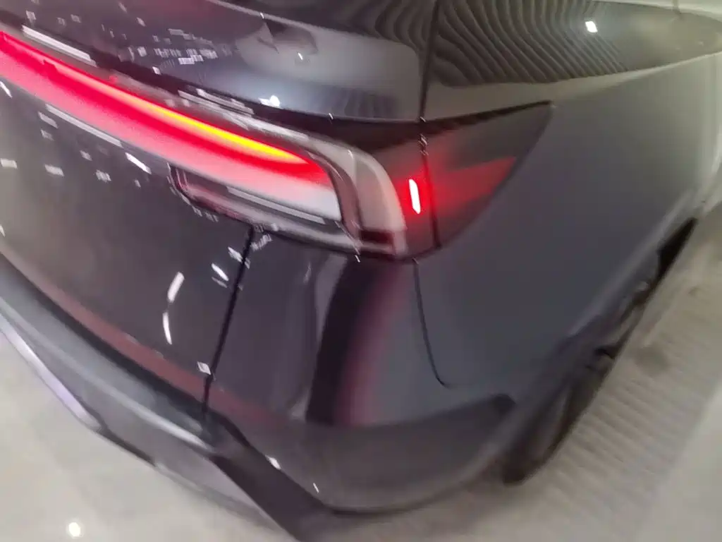 Tesla Model Y — миниатюра 8