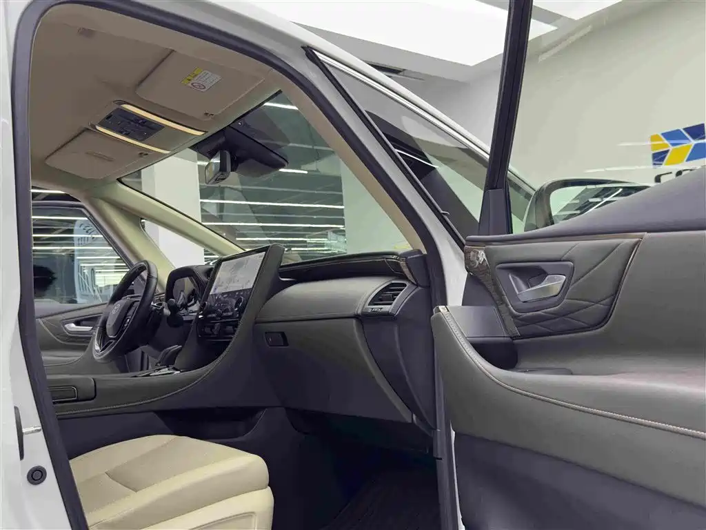 Toyota Alphard — миниатюра 10