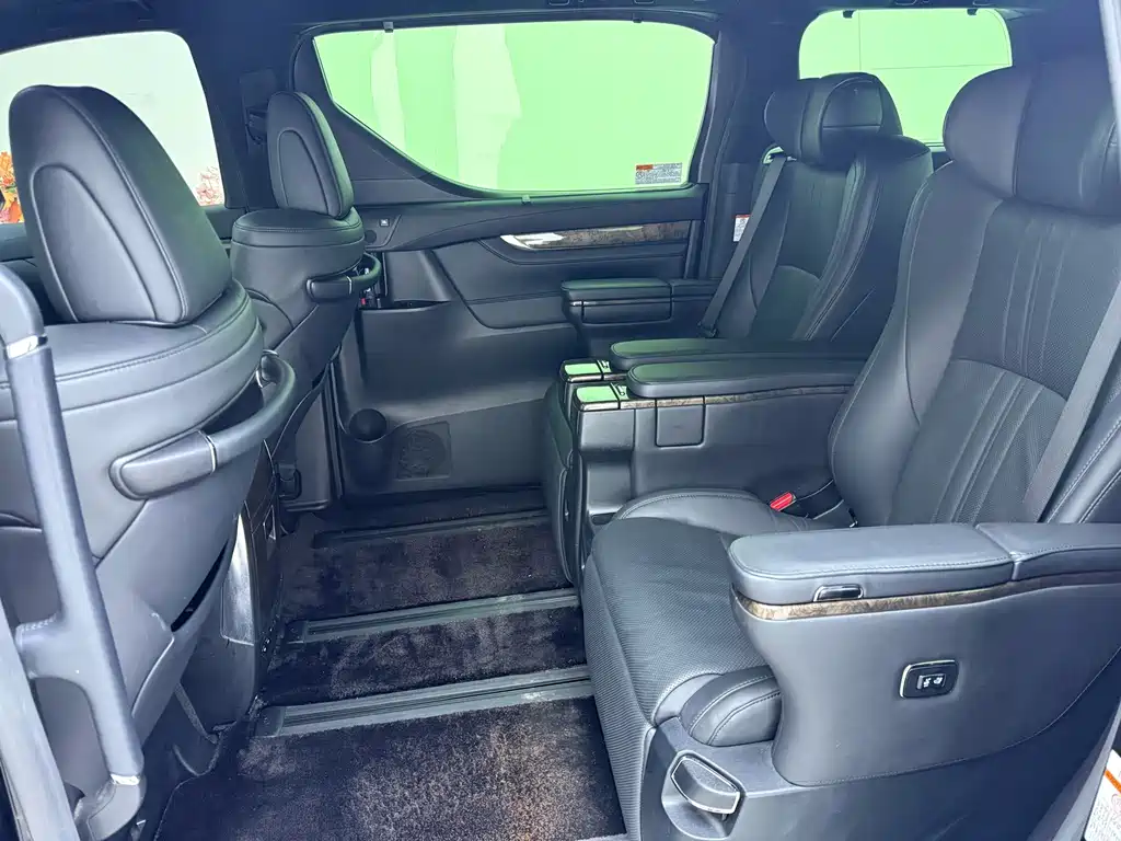 Toyota Alphard — миниатюра 19