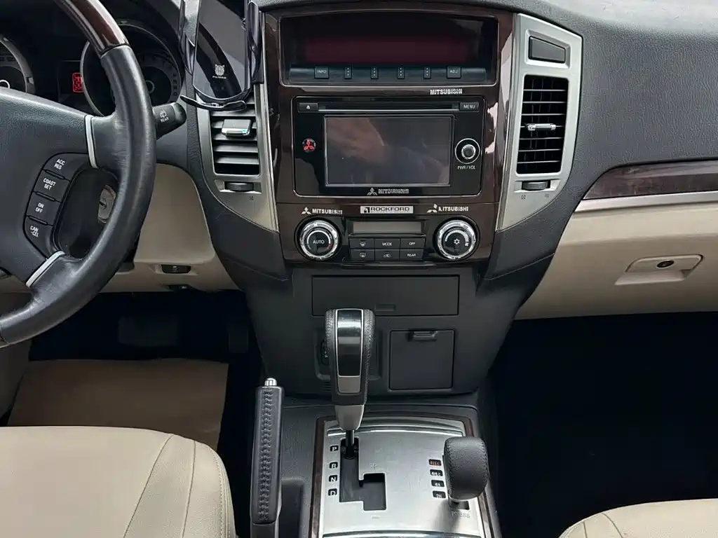Mitsubishi Pajero (Import) — миниатюра 23