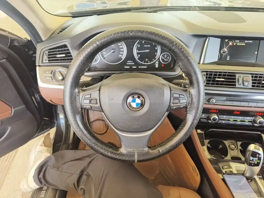 BMW 5 Series — миниатюра 11