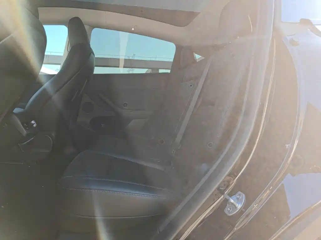 Tesla Model Y — миниатюра 17