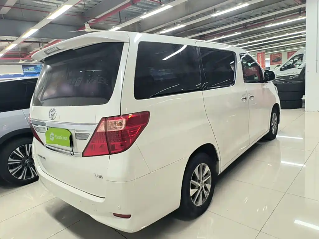 Toyota Alphard — миниатюра 7