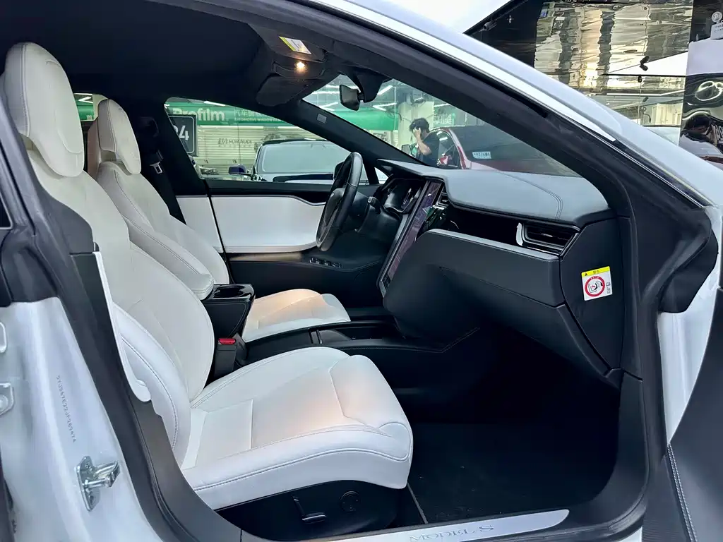Tesla Model S — миниатюра 10