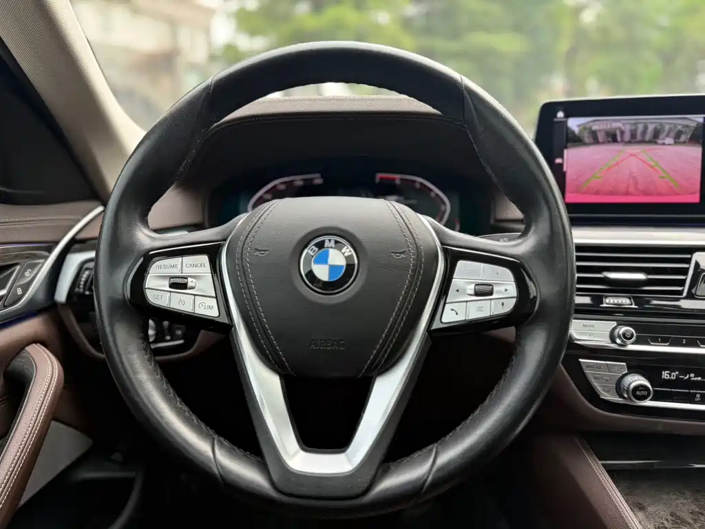 BMW 5 Series — миниатюра 10