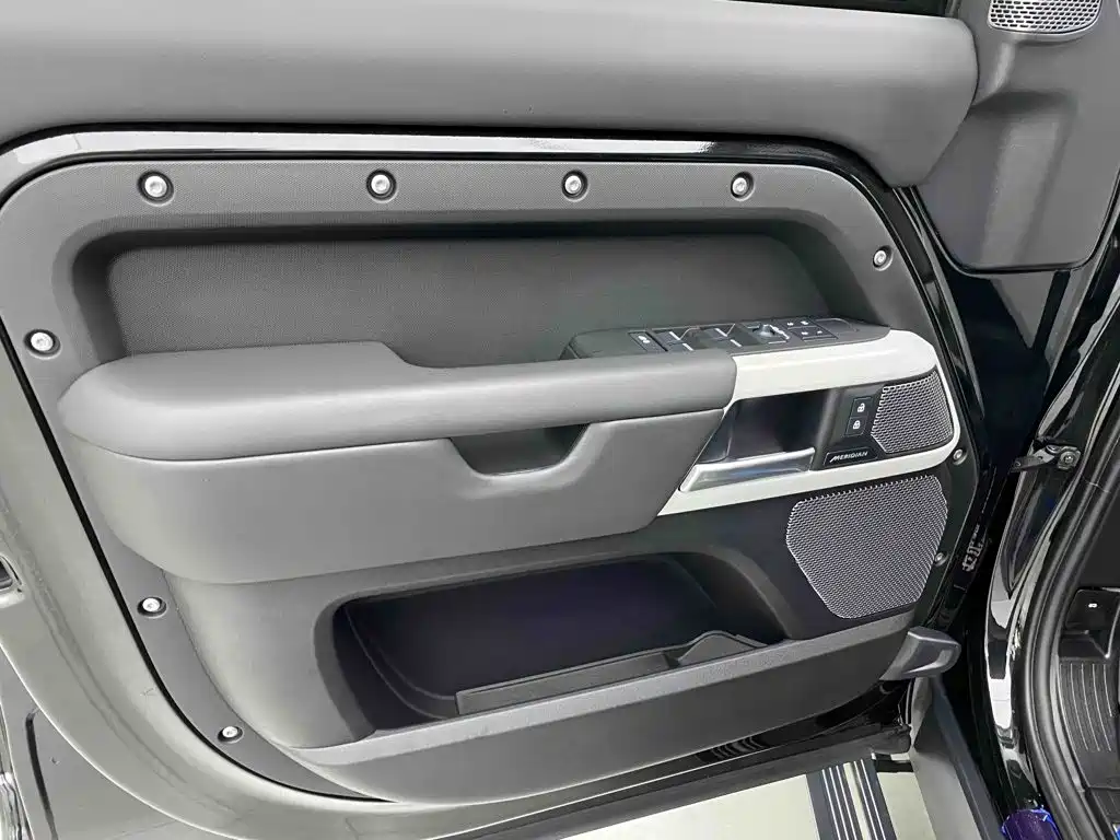 Land Rover Defender — миниатюра 13