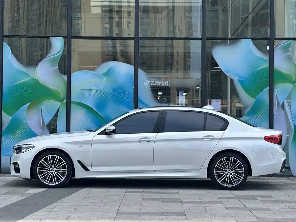 BMW 5 Series — миниатюра 9