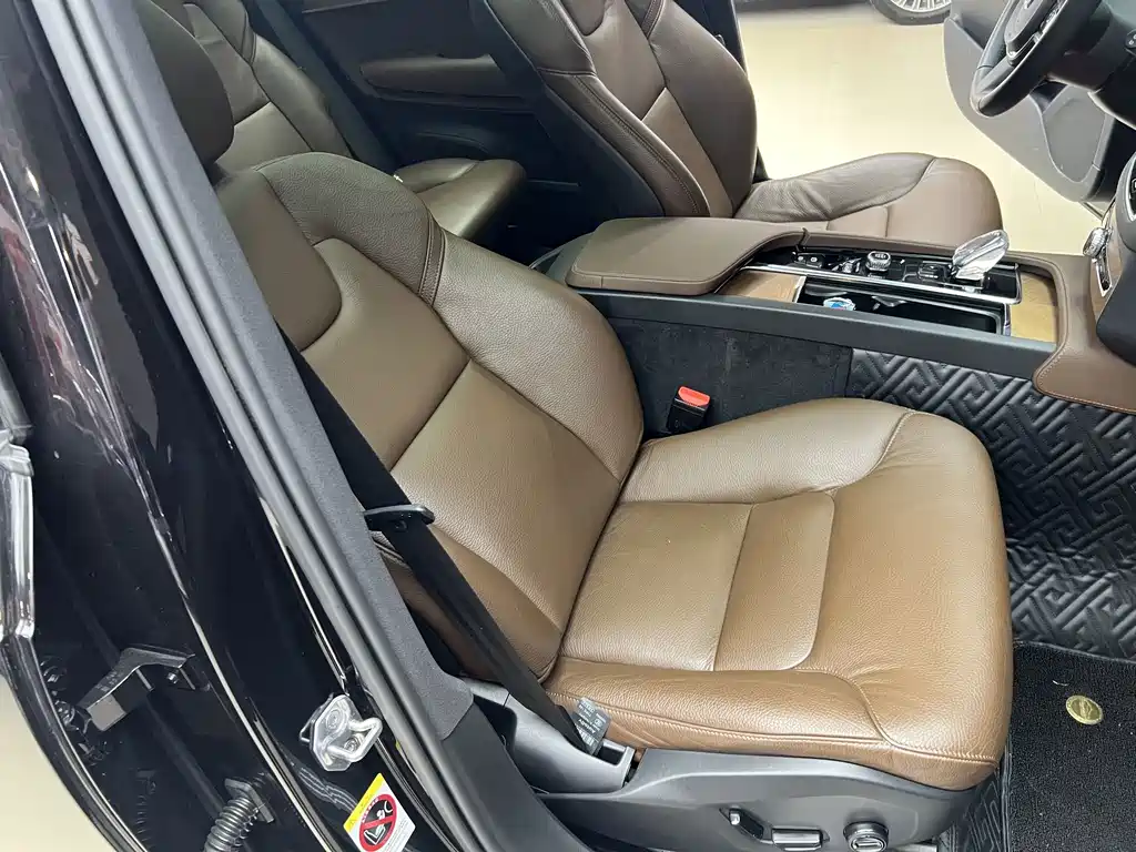 Volvo XC90 — миниатюра 9