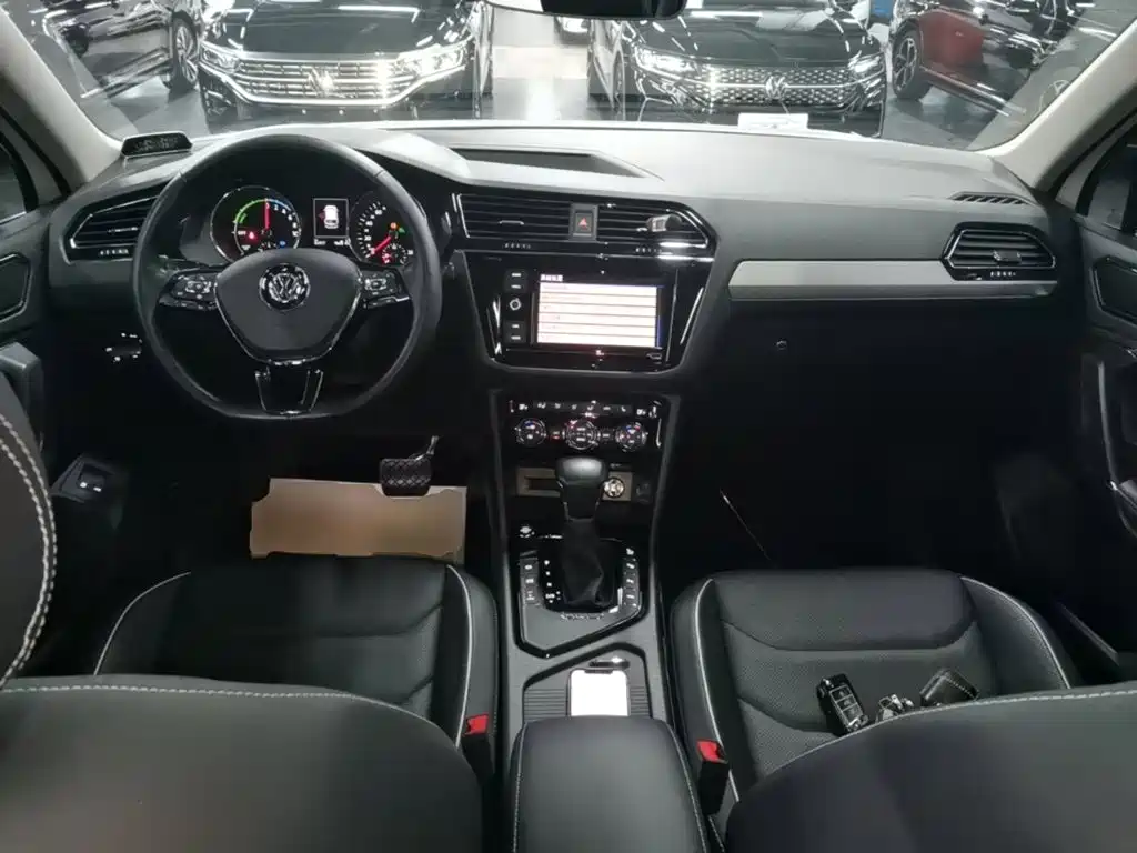 Volkswagen Tiguan L PHEV — миниатюра 10