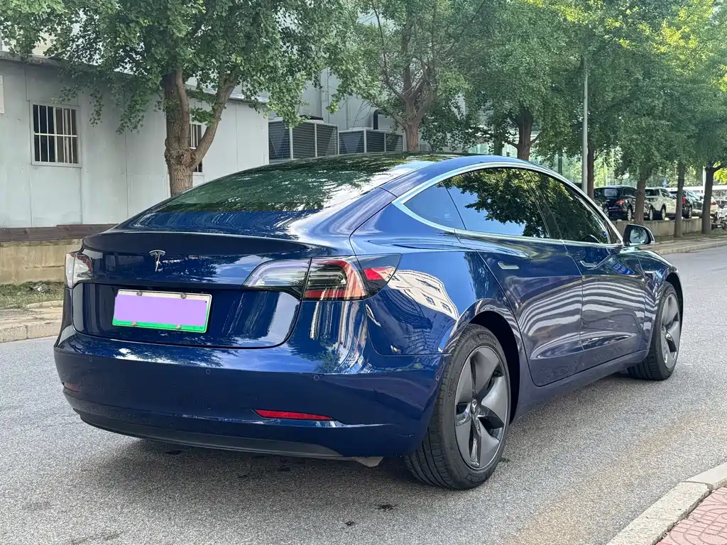 Tesla Model 3 — миниатюра 7