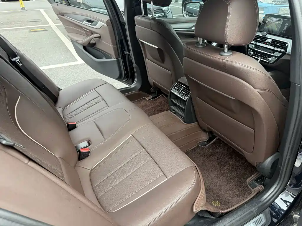 BMW 5 Series — миниатюра 13