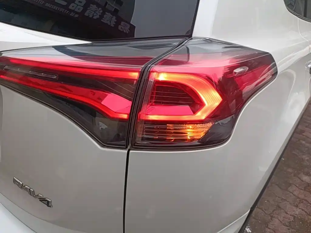 Toyota RAV4 — миниатюра 8